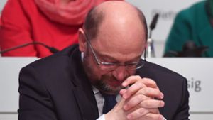 Mit gefalteten Händen sitzt der Parteivorsitzende Martin Schulz an seinem Platz. Foto: dpa