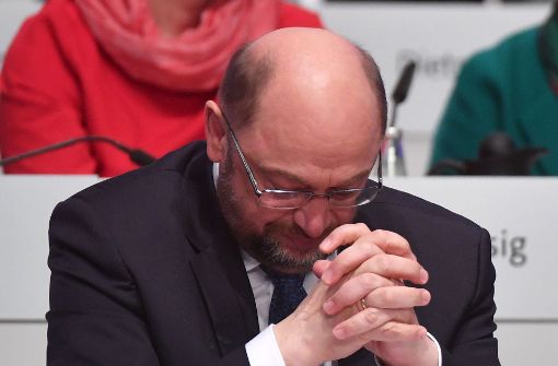 Mit gefalteten Händen sitzt der Parteivorsitzende Martin Schulz an seinem Platz. Foto: dpa