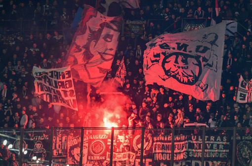 Frankfurt-Fans zündeten im San-Siro-Stadion Pyrotechnik. Foto: AFP