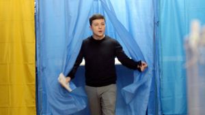 Komiker Wladimir Selenski verlässt die Wahlkabine. Foto: dpa
