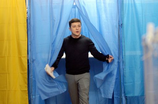 Komiker Wladimir Selenski verlässt die Wahlkabine. Foto: dpa