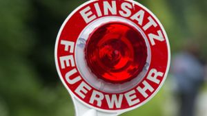 Acht Feuerwehrfahrzeuge waren vor Ort. Der vermisste 22-Jährige war aber gar nicht mehr in der Rems, sondern längst wieder auf dem Neckarremser Straßenfest. Foto: dpa