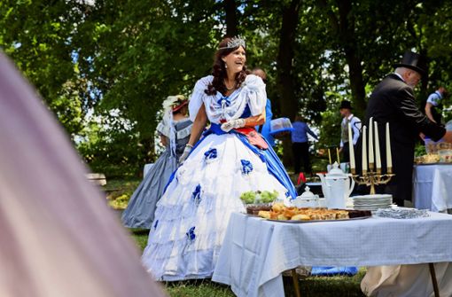 Petra Spindler tritt als Königin Olga im Park der Villa Berg auf. Foto: Lichtgut/Julian Rettig