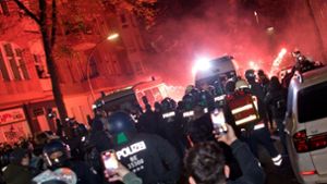 Teilnehmer einer verbotenen Pro-Palästina-Demonstration zünden in Berlin  Pyrotechnik. Foto: dpa/Paul Zinken