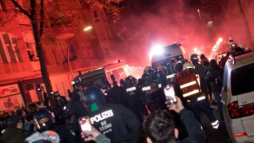 Teilnehmer einer verbotenen Pro-Palästina-Demonstration zünden in Berlin  Pyrotechnik. Foto: dpa/Paul Zinken
