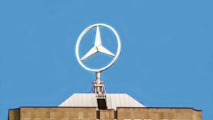 In Stuttgart ist das Firmenlogo von Mercedes an vielen Stellen präsent. Hier in Stuttgart-Möhringen. Foto: imago//Arnulf Hettrich