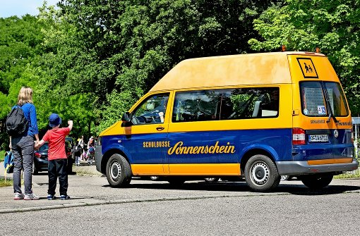 Ein Bus des Unternehmens Sonnenschein holt in Vaihingen Schüler ab. Foto: Lichtgut/Horst Rudel
