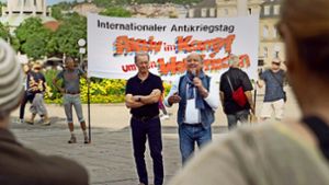 Einsatz für den Weltfrieden am Montag am  Rande des Schlossplatzes Foto: Lg
