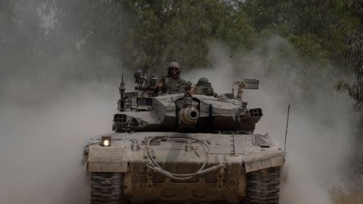 Israelische Soldaten auf einem Panzer nahe der Grenze zwischen Israel und Gaza. Foto: Leo Correa/AP/dpa