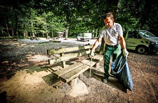 Ein Schwerpunkt der Vermüllung: Mitarbeiter der Abfallwirtschaft räumen im Unteren Schlossgarten auf. Foto: Lichtgut/Leif Piechowski