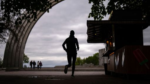 Ein Stück Alltag: Ein Mann joggt am Freiheitsbogen des ukrainischen Volkes in Kiew. Foto: Francisco Seco/AP/dpa