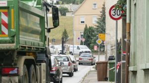 Mehr als 20 000 Autos und Lastwagen fahren pro Tag durch Kirchheim – teils sehr eng an der Wohnbebauung vorbei. Foto: factum/Simon Granville