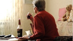 Wer alt ist und Tabletten schluckt, sollte  beim Umgang mit Alkohol lieber aufpassen. Foto: dpa