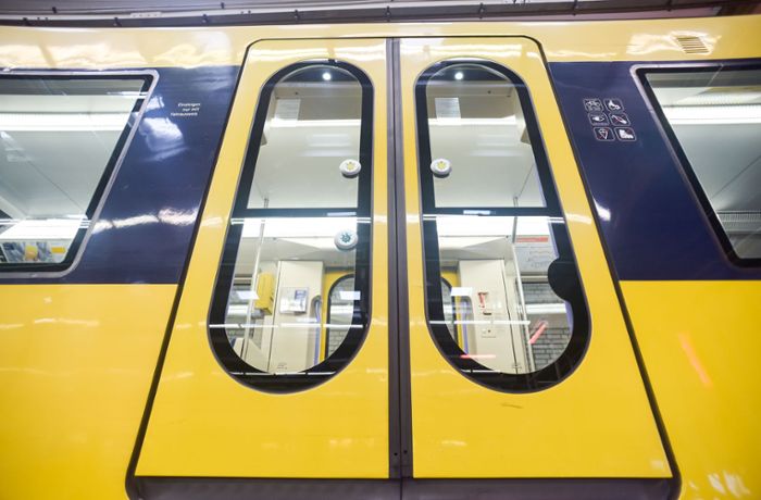 Linie U9 in Stuttgart-Wangen betroffen: Transporter kollidiert mit Stadtbahn