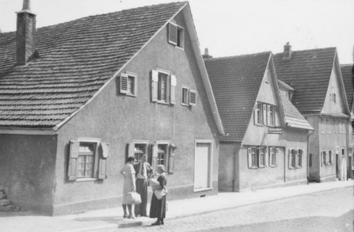 Ein Schwätzchen mitten auf der Straße – ist Ihr Haus auch im Bilderbestand enthalten? Foto: Stadtarchiv Stuttgart