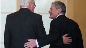 Der ehemalige Bundespräsident Joachim Gauck (rechts) begrüßt den neuen Bundespräsidenten Frank-Walter Steinmeier Foto: dpa