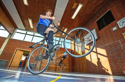 Ein ungewöhnlicher Sport auf zwei Rädern: Die Radballer  Tarik Nas (vorne) und Moritz Bracht (hinten) zeigen, auf welche Fähigkeiten es bei ihrem Sport  ankommt. Foto: Roberto Bulgrin