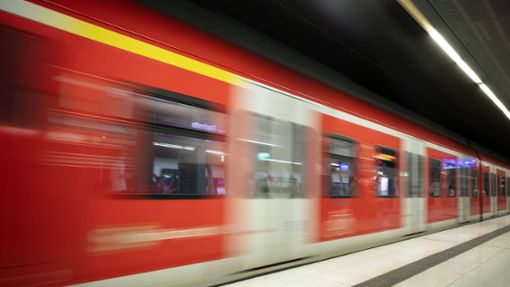 Am Montag kam es zu großen Verspätungen bei der Stuttgarter S-Bahn (Archivbild). Foto: IMAGO/imageBROKER/Michael Weber