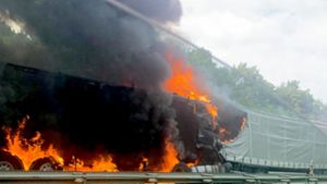 Der Lastwagen war nach einem Zusammenstoß vollständig ausgebrannt. Foto: dpa/Julian Buchner