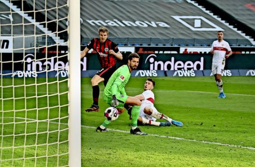 VfB-Stürmer Sasa Kalajdzic (am Boden) trifft und trifft – auch beim 1:1 in Frankfurt. Foto: imago/Robin Rudel