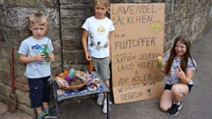 Leni,  Ella und Tim aus Fellbach wollen mit ihrer Verkaufsaktion speziell Wengertern und deren Familien an der Ahr helfen. Foto: Ingrid Sachsenmaier