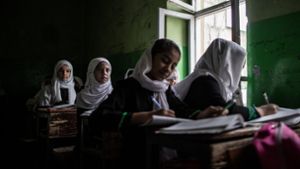 Anders als in den 1990er Jahren dürfen im Moment Mädchen weiterhin die Schule bis zum Ende der 6. Klasse besuchen. Foto: dpa/Oliver Weiken