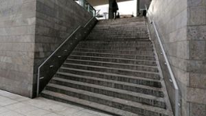 An dieser Treppe an der Friedrichstraße wurde der schwer verletzte Mann gefunden. Foto: Andreas Rosar