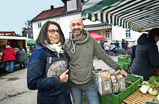 Heike und Jürgen Zinßer sind immer  am ersten Samstag im Monat auch Gastgeber des Hochdorfer Bauernmarktes. Foto: Ines Rudel