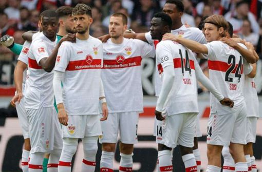 Die Mannschaft des VfB Stuttgart schwört sich auf die verbleibenden Spiele ein. Foto: Baumann/Volker Müller