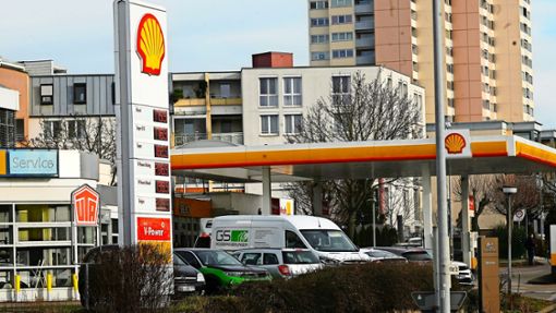 Die Shell-Tankstelle in Bietigheim-Buch bietet vom neuen Jahr an kein Erdgas mehr an – sie zählt zu den vier teuersten CNG-Anbietern in Deutschland. Foto: Werner Kuhnle