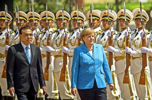 Angela Merkel ist in Peking vom chinesischen  Premier Li Keqiang  mit militärischen Ehren empfangen worden. Foto: dpa