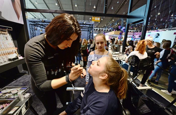 Kosmetikmesse „Glow“ in Stuttgart: Ein bisschen Glitzer-Glitzer