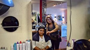 Bei einem Friseur komme es auf die Beziehung zum Kunden an. „Die Kunden wollen sich gut betreut wissen“, sagt die Frisörin Doris Langenegger. Foto: Patrick Steinle