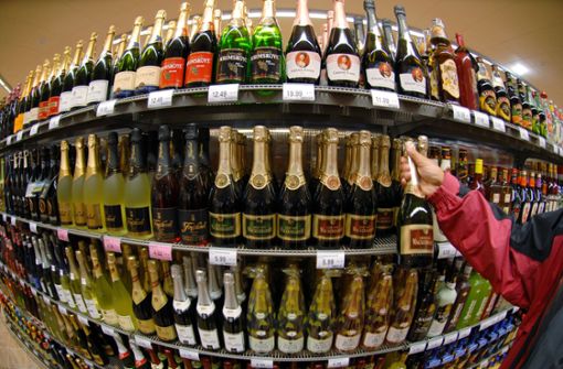Die meisten Geschäfte achten darauf, dass Jugendliche keinen Alkohol kaufen – aber nicht alle. Foto: dpa