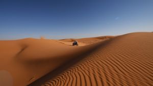 Einsamkeit hat viele Namen – doch einen nur für den mutigen Zweirad-Reiter inmitten der Wüste. Foto: AFP/Franck Fife