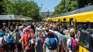 Die Stadtbahnen – hier beim Kirchentag in Stuttgart in diesem Frühsommer – fahren mit Ökostrom Foto: dpa