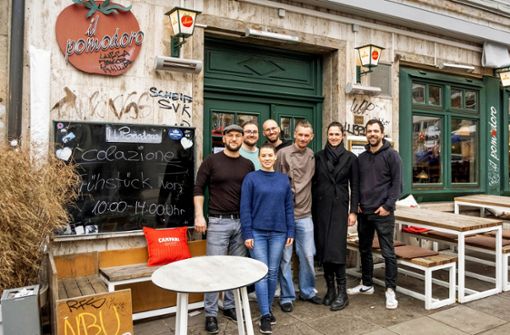 Sie führen nun die Geschäfte im Restaurant Il Pomodoro am Wilhelmsplatz: Die Chefs der Fou Fou Bar mit Köchen und dem  Betriebsleiter. Foto: Andreas Engelhard