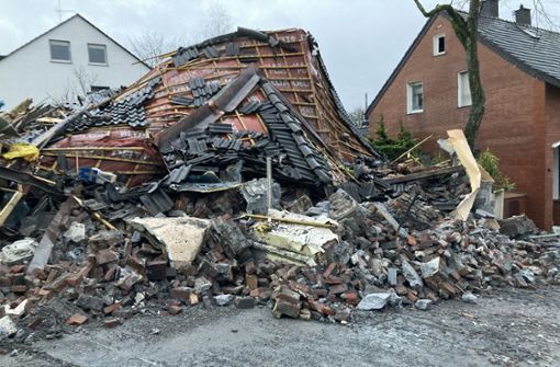 Nach einer Explosion in einem Mehrfamilienhaus in Bochum gleicht das Gebäude einem Trümmerhaufen. Foto: dpa/F+G Köhler