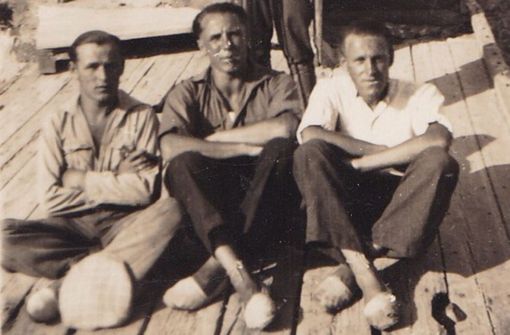 Adolf Theurer (rechts) mit zwei Kameraden und einem Aufseher während seiner Inhaftierung auf der vor Marokko gelegenen Insel Peñón de Alhucemas. Foto: Theuer/cf