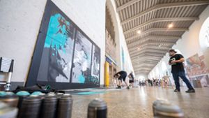 In den kommenden Wochen wird die große Halle zu einer Art Galerie für Graffiti-Kunst. Foto: dpa/Sebastian Gollnow