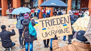 Vor rund zwei Jahren wurde vor dem Rathaus in Eislingen für Frieden in der Ukraine demonstriert. Am Samstag findet zum zweiten Jahrestag des Kriegsbeginns ein Gedenkgottesdienst auf dem Schlossplatz statt. Foto: Staufenpress