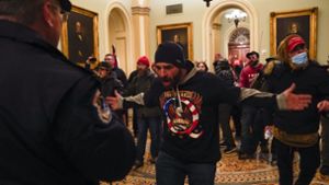 Demonstranten gestikulieren vor US-Kapitol-Polizei. Mehr Szenen der Ereignisse in Washington zeigt unsere Bilderstrecke. Foto: dpa/Manuel Balce Ceneta