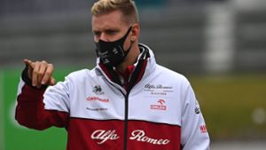 Am Freitag sollte Mick Schumacher im freien Training im Alfa Romeo über den Nürburgring rasen, doch Regen und Nebel verhinderten seinen Einsatz. Foto: AFP/Ina Fassbender