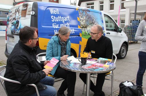 Jan Minges (l.) und Oliver Seibold zeigen Ute Melchinger Foto: Bernd Zeyer