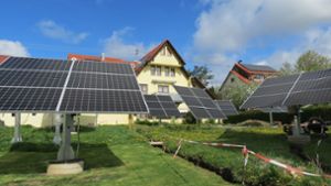 Hausbesitzer kämpft um Garten voller drehbarer Solarmodule