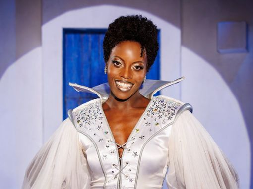 Florence Kasumba als Tanja im Musical Mamma Mia!. Foto: Stage Entertainment/Morris Mac Matzen
