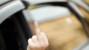 In Esslingen wird ein drängelnder Autofahrer handgreiflich: Er schlägt seinen Kontrahenten ins Gesicht, der wehrt sich mit Pfefferspray (Symbolbild). Foto: Shutterstock/Kuzma