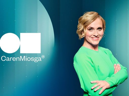 Caren Miosga hat erneut einen prominenten Gast in ihrer Sendung. Foto: NDR/Philipp Rathmer; Design Lenny Grade