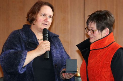 Die Staatssekretärin Theresa Schopper  hat Songard Dohrn  (rechts) die Staufermedaille des Landes Baden-Württemberg überreicht. Foto: Stadt Kirchheim