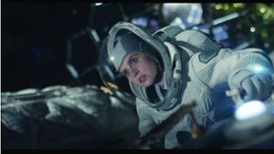 Felicity Jones als Astronautin bei der lebensgefährlichen Tätigkeit, die   gerne euphemistisch „Weltraumspaziergang“ genannt wird Foto: Netflix/Philippe Antonello